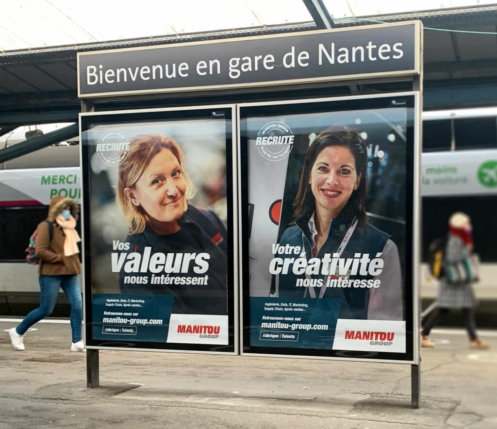 Affiches de la campagne de recrutement Manitou Group dans la gare de Nantes